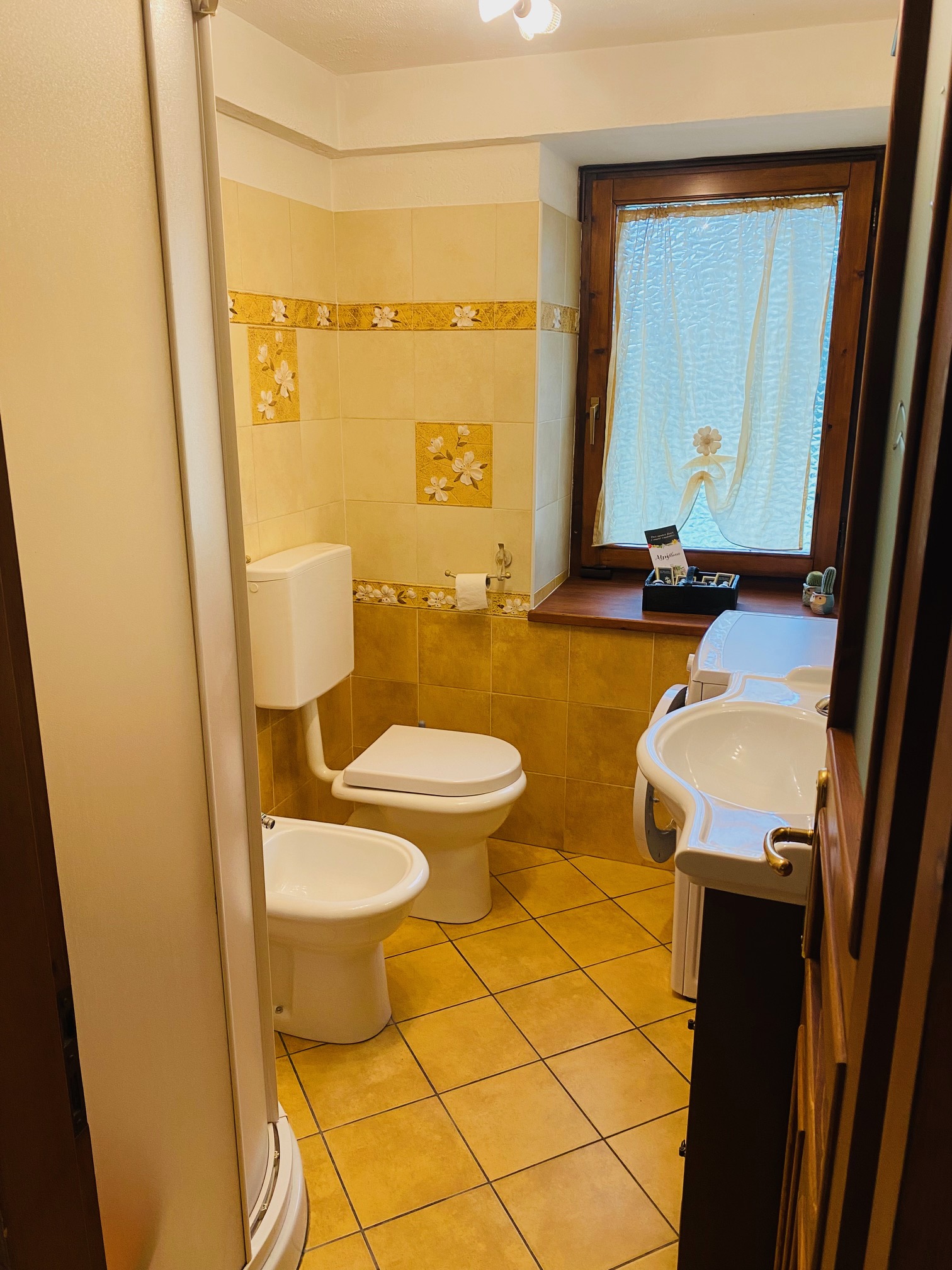 Bagno completo con doccia e bidet