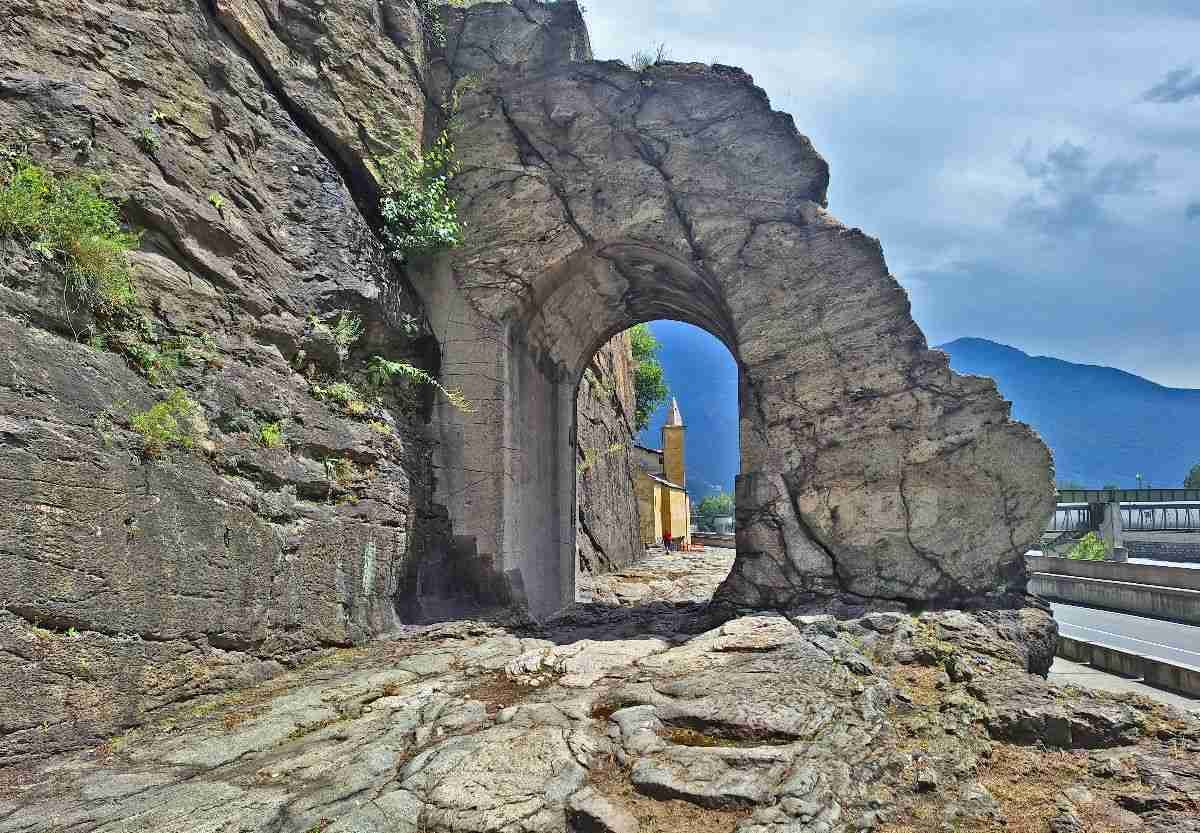Strada Romana scavata nella roccia